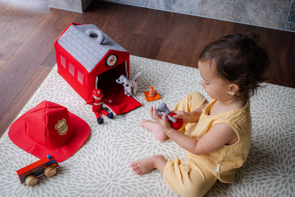 Tikiri Toys Fire Station with Hat & Accessories (8848624943412)